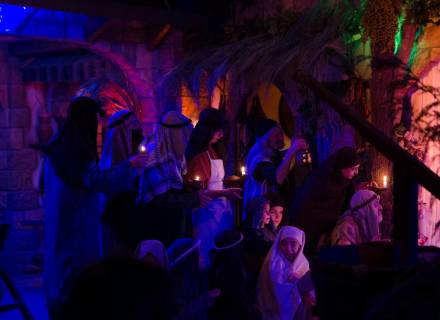 Belén Viviente Castro-Urdiales, escena del pueblo durante el nacimiento de Jesús en el portal de Belén, con actores castreños