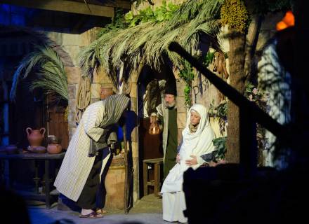 Belén Viviente Castro-Urdiales, portal de la posada, con María y José hablando con posadero